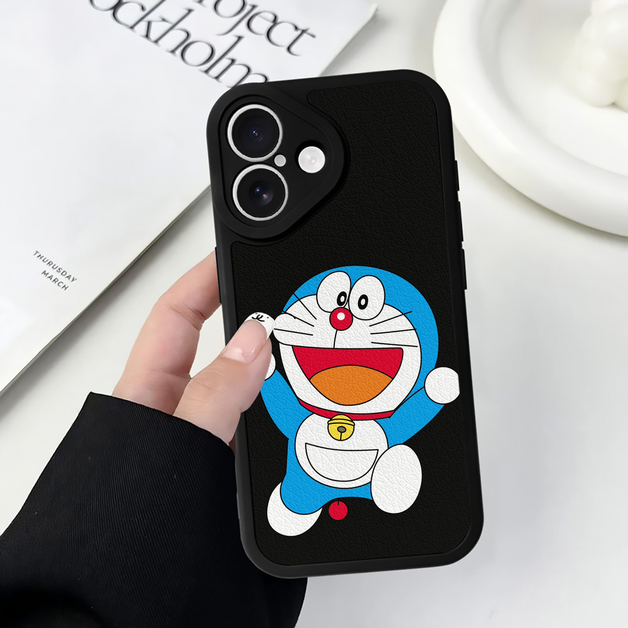 （画像用） ドラえもん Doraemon 【iPhone 16シリーズ対応】シリコンスマホケース（レザー調） 材質：シリコン